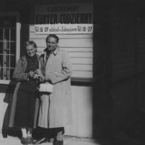  ZDJECIE 4  Dr Konstanty Jodko-Narkiewicz ĹĽonÄ… przed kioskiem Ilustrowanego Kuriera Codziennego w Zakopanem.